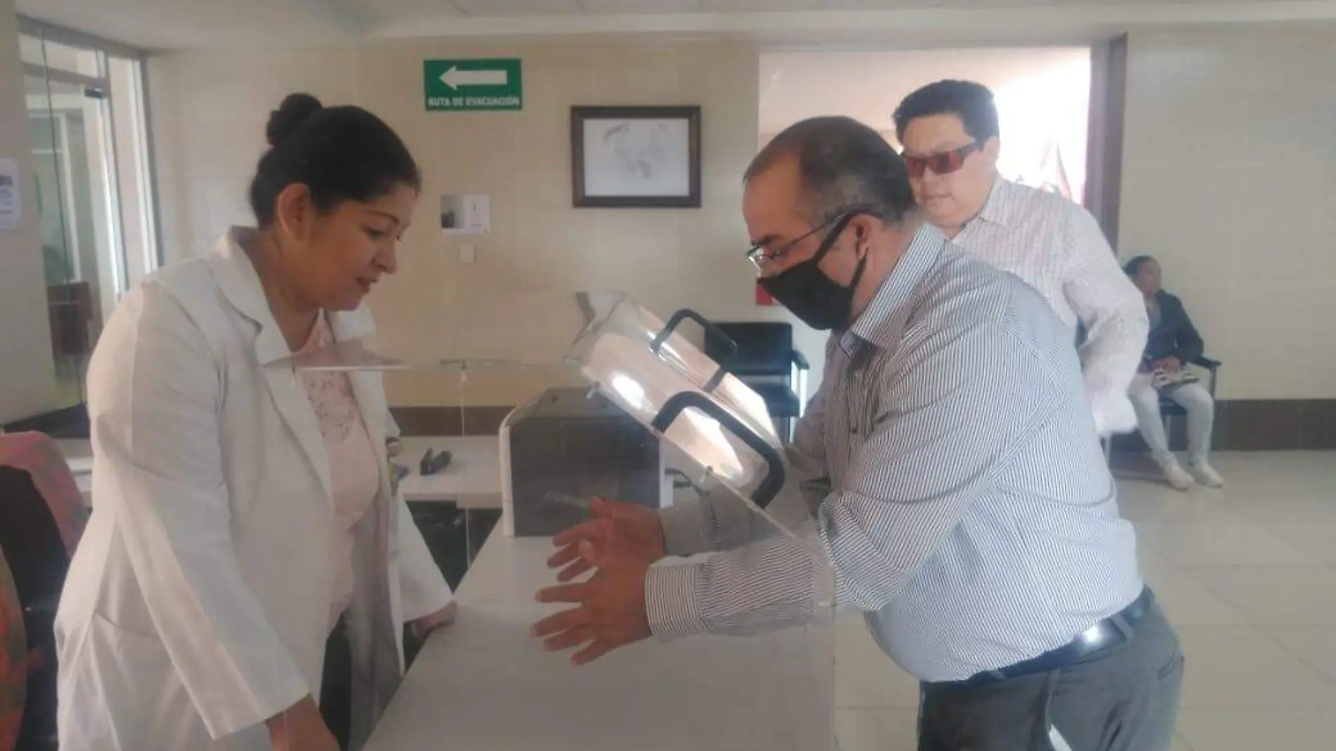 La caja de intubación protege tanto a los pacientes de Coronavirus como al personal médico. Cortesía Ingeniería.